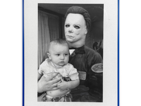 Michael Meyers hält Baby